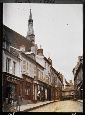 Image représentant La rue de Metz, le clocher de l'église Sainte-Croix