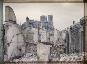 Image représentant Ruine rue de la Gabelle, au fond la cathédrale