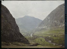 Image représentant Le village de Niaux dans le font de la vallée du Vicdessos