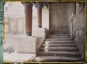 Image représentant Dans l'aile orientale du palais, au bas d'un escalier venant de la cour centrale, le Péristyle précédant le Megaron (appartement) du Roi, ("Salle des colonnes")