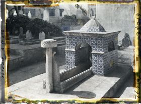 Image représentant La tombe d'un saint personnage dans le cimetière de la mosquée de Sidi Abd-er-Rhamane