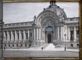 Image représentant Le Petit Palais, entrée de l'exposition au profit des œuvres de guerre, Société des artistes français et Société nationale des Beaux-Arts du 1er mai au 30 juin 1918
