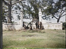 Image représentant Un groupe d'enfants près d'un autel champêtre