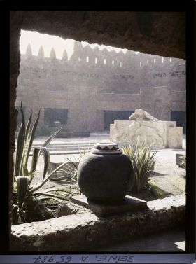 Image représentant L'Exposition Coloniale Internationale de 1931, la cour du palais de l'A.O.F. et la Fontaine des lions