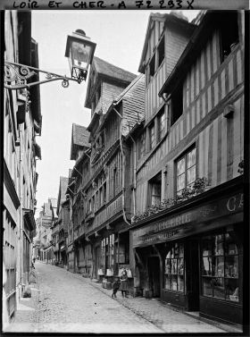 Image représentant Le débit épicerie Au Bon Cidre, la ferblanterie Barbedette et la maison de la Salamandre, rue aux Fèvres