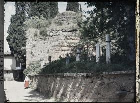 Image représentant Dans un cimetière de " Bounar Bashi ", un vieux mausolée et des stèles funéraires