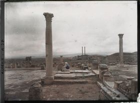 Image représentant Un homme assis dans les ruines de l'église chrétienne