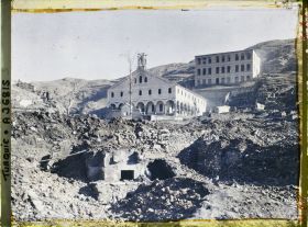 Image représentant Deux bâtiments épargnés par la guerre. L'école grecque et une magnanerie (à l'arrière-plan)