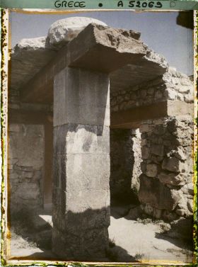 Image représentant Dans l'aile orientale du Palais, sur pilier quadrangulaire d'une crypte du sanctuaire orné des symboles de la double hache