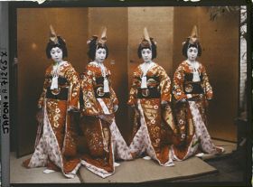 Image représentant Quatre femmes en costumes de théâtre kabuki