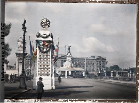 Image représentant Buckingham Palace avec la fontaine dédiée à la reine Victoria. Devant, un monument dédié aux grandes batailles remportées par les anglais