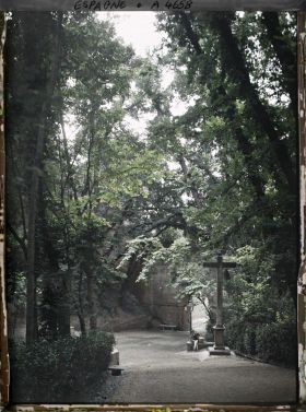 Image représentant Puerta de las Grenadas séparant la médina de la promenade boisée menant à l'Alhambra