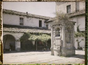 Image représentant France, Ciboure, Vieille fontaine dans un ancien cloître (Dble du N° 43458)