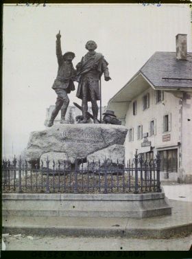 Image représentant France Les Alpes, Chamonix, Chamonix - Monument à de Saussure et à son guide Jacques Balmat