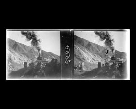 Image représentant Le train (locomotive à l'arrière) et une installation ferroviaire dans le paysage montagneux