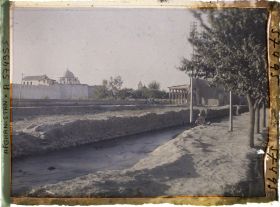 Image représentant Vue vers l'Arg (la citadelle) abritant le Palais royal. Au premier plan, canal