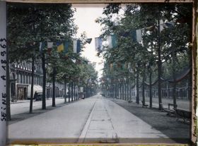 Image représentant L'avenue de la Grande-Armée décorée de drapeaux pour les fêtes de la Victoire des 13 et 14 juillet 1919