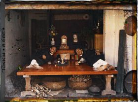 Image représentant Deux fumeurs d'opium, de classe moyenne, allongés