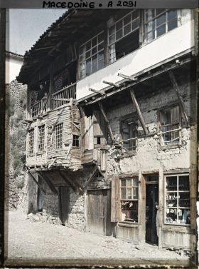 Image représentant Balcon de bois sur petite rue