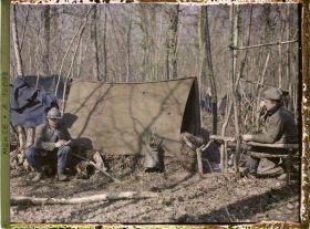 Image représentant France, près Verdun, Bois de Thieville, Scène de la vie de bivouac