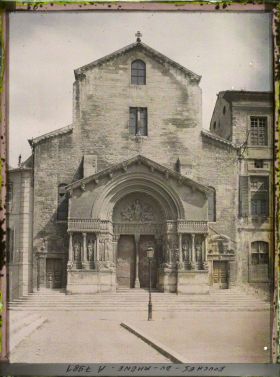 Image représentant La façade de l'église Saint-Trophime