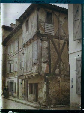 Image représentant Une maison rue Guileran avec boulangerie et charcuterie