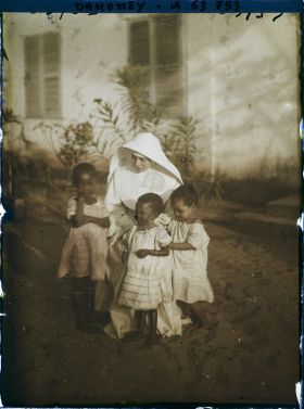 Image représentant La Mère supérieure de la mission catholique et trois petits enfants