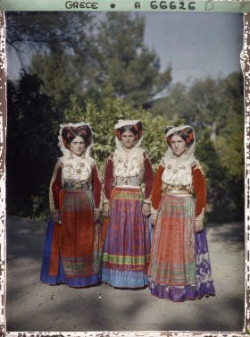 Image représentant Trois femmes Corfiotes en costume