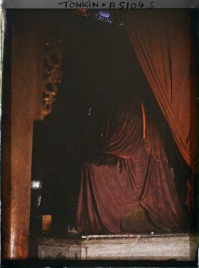 Image représentant La statue du " guerrier sombre ", le génie Huyen-thien-chan-vu (ou Tran-Vu), à l'intérieur du temple Chan-vu (ou Tran-vu) dans le quartier de la Citadelle (le Grand Lac)