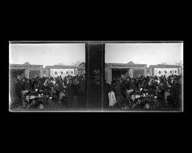 Image représentant Les visiteurs d'une foire monastique (miaohui) devant Tudici ("temple des Divinités du Sol")