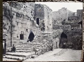 Image représentant La cour vue du nord en direction du sud