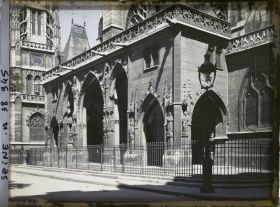 Image représentant Le porche d'entrée de l'église Saint-Germain-l'Auxerrois