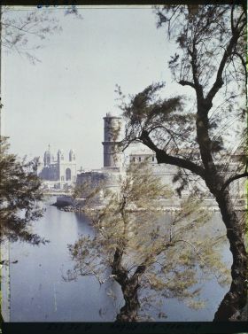 Image représentant La tour du fanal du fort Saint-Jean, vue prise depuis le vieux port pointe rouge