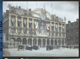 Image représentant Décorations sur les magasins du Louvre place du Palais-Royal pour les fêtes de la Victoire des 13 et 14 juillet 1919