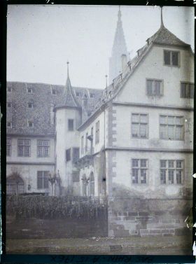 Image représentant France, Strasbourg, Le Hunds geverbemuseum, vue prise des bords de l'Ill ; les toits à 3 Etages