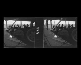 Image représentant Passagers ou membres d'équipages accoudés au bastingage, à l'avant du navire