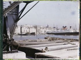 Image représentant Les bateaux amarés dans le Vieux Port, vue prise sous le pont transbordeur