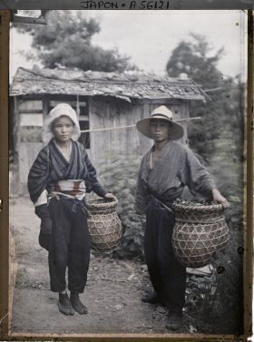 Image représentant Jeune couple revenant de la cueillette des feuilles de mûrier