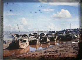 Image représentant Les quais du Fleuve Rouge, au sud du pont Doumer, au lever du soleil