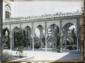 Image représentant Une galerie à arcades dans le palais d'été du Gouverneur