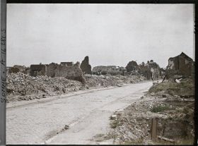 Image représentant France, Albert, La Rue de Bapaume, vue prise de la Place de l'Eglise