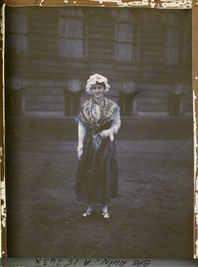 Image représentant France Alsace, Strasbourg, Une Lorraine de Walemistal, région de Sarrebourg, fichu, vieux costume (tout à fait authentique)