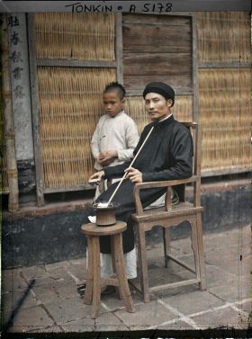 Image représentant Un maire de village fumant sa pipe à eau dans la cour intérieure de sa maison