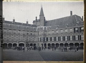 Image représentant La cour du Binnenhof avec les bâtiments abritant la conférence de la Paix