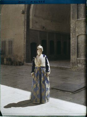 Image représentant Jeune chrétienne en costume de mariée (?)