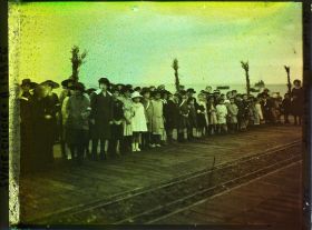 Image représentant Accueil par des écoliers du général Gouraud en visite en Cilicie