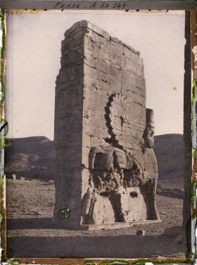 Image représentant Pilier est de la porte de Xerxès ou porte de toutes les Nations