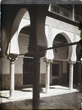 Image représentant La galerie du rez-de-chaussée du patio de la Bibliothèque nationale (Dar Mustapha Pacha)