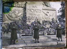 Image représentant Soldats de l'Armée coloniale aux pieds du Cénotaphe dedié aux morts pour la patrie place de l'Etoil