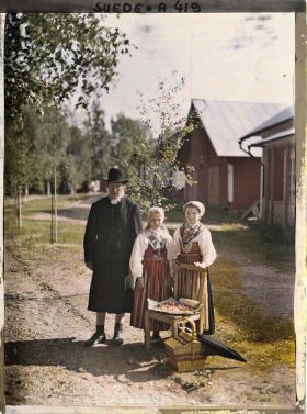 Image représentant Marchandes de bonbons près de l'esplanade de l'église de Leskands Noret